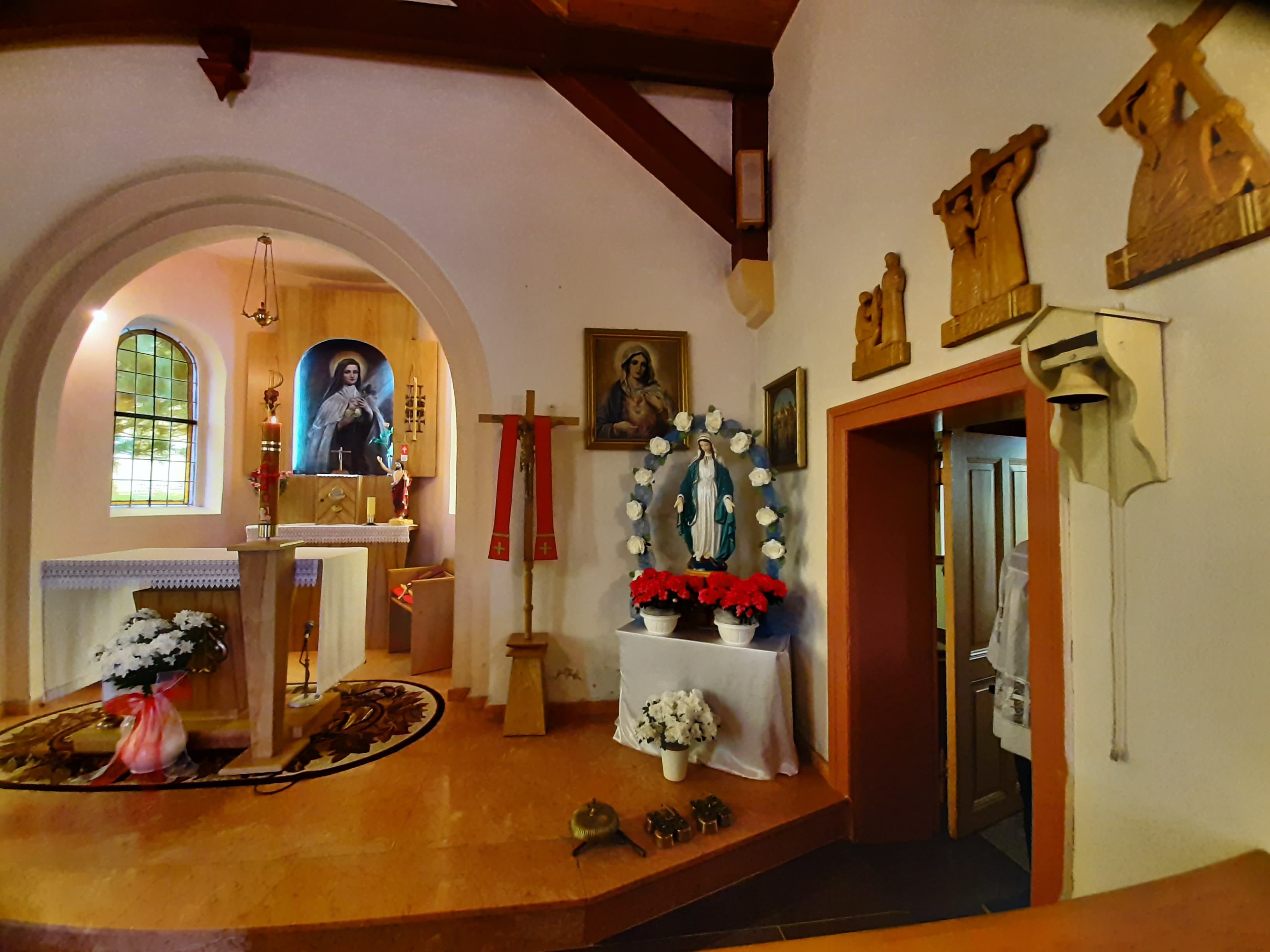 Kościół w Sitowcu przygotowany  na miesiąc Maryjny